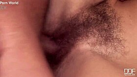 Česká kráska s chlupatou kundičkou se chová špatně v ložnici