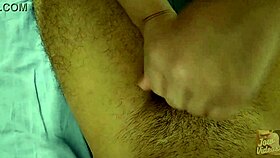 Ela me fez uma bela massagem relaxante na piroca, horny and homemade.