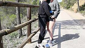 Miluju Čůrat Na Ně Venku Při Rizikovém Veřejném Sexu V Lesu!