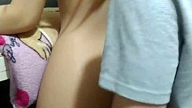 Бързо чукане с мръсния ми доведен брат в кухнята. Не мога да устоя на тази закръглена латинка дупе!