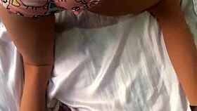 Beau-papa chopé en train de baiser une poupée sexy innocente en public. Jeu avec jouets se déroule.