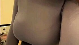 เอ่อ สตีปมัมนมข้นของฉัน ทำไมเธอถึงเลียหัวนมตอนนี้ล่ะ?