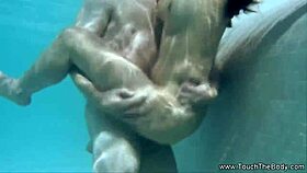 涂油的印度美女在户外按摩她的白人情人