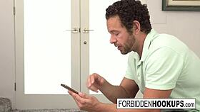 Колежанка съблазнява заварен чичо с голям кур за забавление