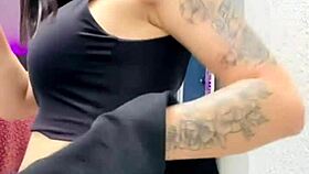 18-годишна приятелка показва големи цици на куколд приятел