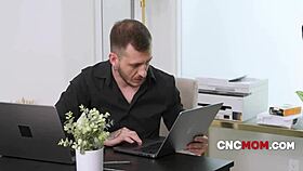 Δουλεύω σκληρά, γαμάω πιο σκληρά με την γραφειακή μαμά σε άγριο όργιο