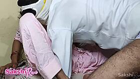 Отчим играет с падчерицей перед тем, как войти в ее интимное место