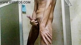 tomando banho e batendo uma bem gostosa no banheiro, caralho!