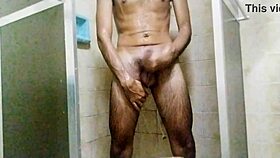 tomando banho e batendo uma bem gostosa no banheiro, caralho!