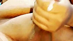 me saco el semen mientras me masturbo solo en casa