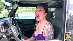 Livia Jeune cítí krásné emoce při lízání kokotu a kundy svými přirozenými prsy