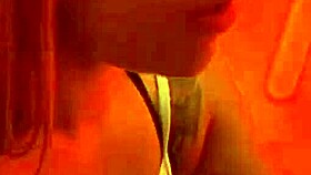 mesmo sabendo que eu sou casada, o cara pediu pra mim puxar a calcinha, mostrou foto do pau e me levou pro banheiro pra chupar