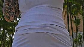 mesmo sabendo que eu sou casada, o cara pediu pra mim puxar a calcinha, mostrou foto do pau e me levou pro banheiro pra chupar