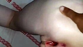 Hey, bu genç beyaz kızın pembe amcığını köpek stili pompalayayım mı izlemek ister misin?