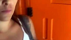 mesmo sabendo que eu sou casada, o cara pediu pra mim puxar a calcinha, mostrou foto do pau e me levou pro banheiro pra chupar