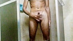 tomando banho e batendo uma bem gostosa no banheiro, caralho!