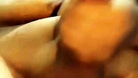 me saco el semen mientras me masturbo solo en casa