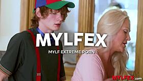 Хей, разглезено момче! Как задоволи мама и леля?