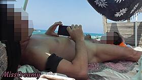 Hej, chceš vidět mou exhibicionistickou ženu, jak dává divokou ruční na nudistické pláži?