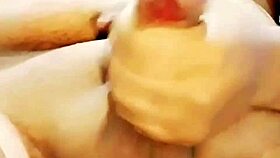 me saco el semen mientras me masturbo solo en casa