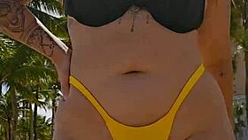 mesmo sabendo que eu sou casada, o cara pediu pra mim puxar a calcinha, mostrou foto do pau e me levou pro banheiro pra chupar