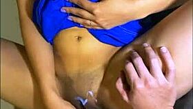 الطالبة التبادلية تبقى في شقة معلّمها الذكر وتشعر بجاذبية محظورة