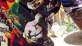 Aproveitando que a patroa nu ven soco a mao no cu da novinha sex toy