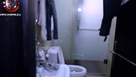 Estatic sprøjter hårdt mens hun knepper sin kæreste med hans massive pik