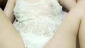 Ngentot Memek Sempit Istri Sampai Crot Didalam!