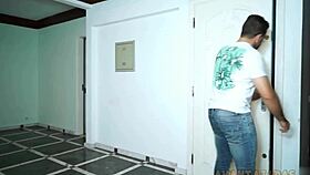 Transex loira botando rapaz pra mamar