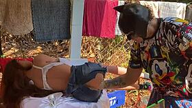 Aproveitando que a patroa nu ven soco a mao no cu da novinha sex toy