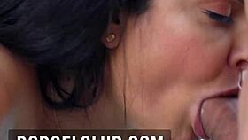 סקס לוהט בבריכה עם מילף חזה גדול רוכבת חזק מהר