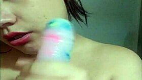 hermosa jovencita de bello rostro y lindos labios enseña como chupar polla