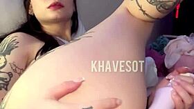 Latina njuter intensivt av runk och dildo i fitta