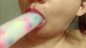 hermosa jovencita de bello rostro y lindos labios enseña como chupar polla