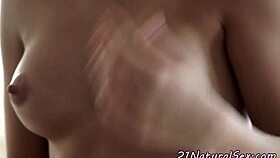 واو، هذه الفتاة الأوروبية الرائعة تُنيك دوجي بقوة 😍