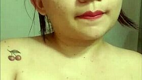 hermosa jovencita de bello rostro y lindos labios enseña como chupar polla