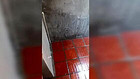 Ma voisine dans le patio se baigne et montre ses seins incroyables et son cul juteux, cette déesse brune canadienne attend