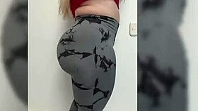 La madrastra MILF BOUNCING her BIG ASS in yoga pants!