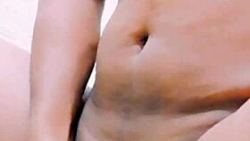 クロスドレッサーが職場トイレでオシッコしながらオナニー