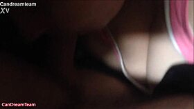 Hitro si nabije monstrum kurac v faco in pogoltne seme v domačem videu.