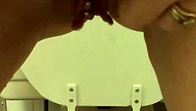 可愛いピアス付きマンコがトイレでオシッコしながら滴るソロ