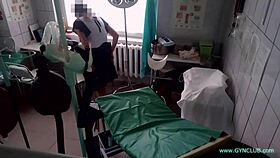 Sestra provádí zajímavou gynekologickou prohlídku s hračkami