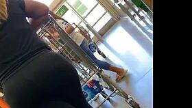 デカ尻ナロガーナが覗き撮りでエロく誘惑しまくる