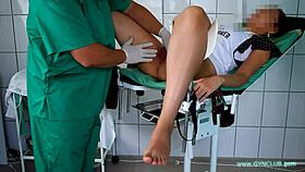 Sestra provádí zajímavou gynekologickou prohlídku s hračkami