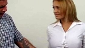 Podívej se na ty latinky, jak se svlékají nahé s velkými prsama