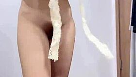 このタイトな18歳以上の生徒をパブリックでアンボックスするのはワイルド・ワークアウトみたい