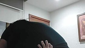 montando a mi hombre con pasión. esta shemale mexicana sabe cómo hacerlo.