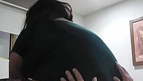 montando a mi hombre con pasión. esta shemale mexicana sabe cómo hacerlo.