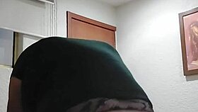 montando a mi hombre con pasión. esta shemale mexicana sabe cómo hacerlo.